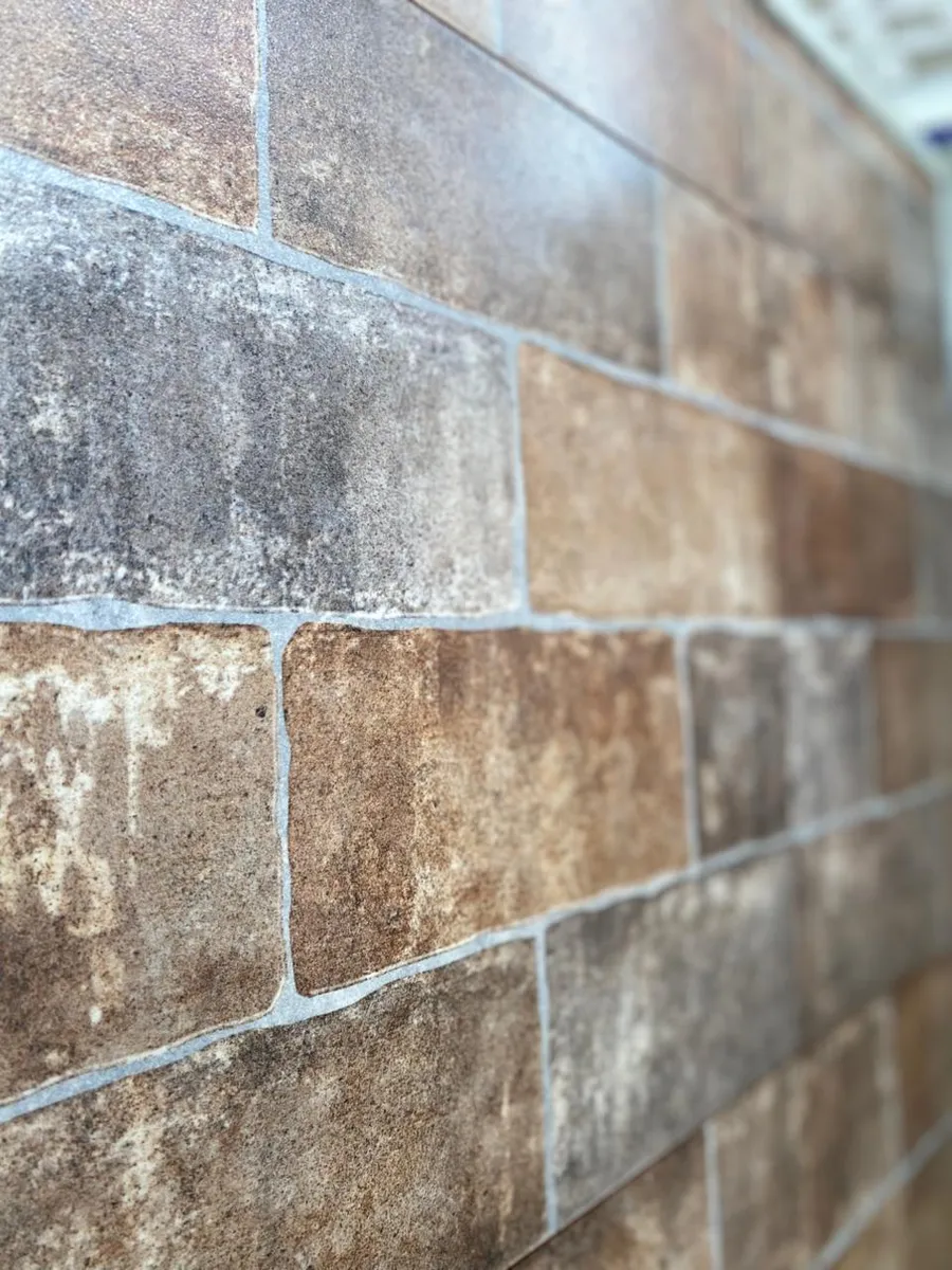 Cerámica Salteña Simil Piedra Viña Marrón 43x43 - Image 3