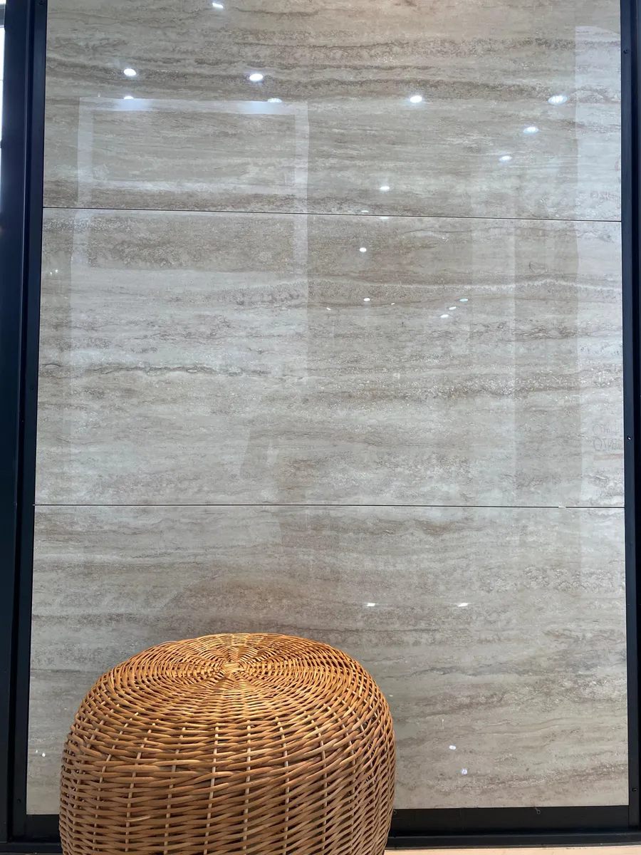 Porcelanato Pulido cerro negro Travertino Romano